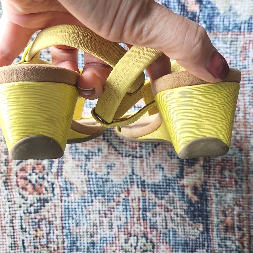 ALFANI | Bright Wedge Sandals - Picture 4 of 9